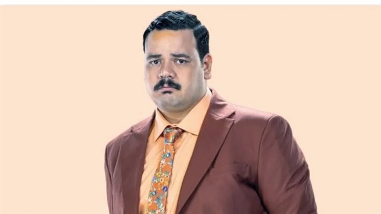 رحلة مصطفى غريب.. كيف تحول نجم الكوميديا من المسرح الأكاديمي إلى الأضواء؟